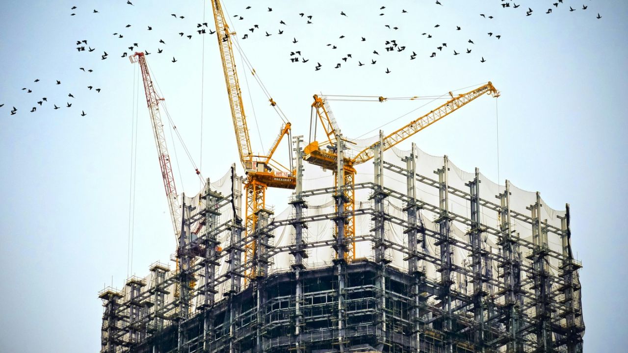 construction on a large skyscraper building