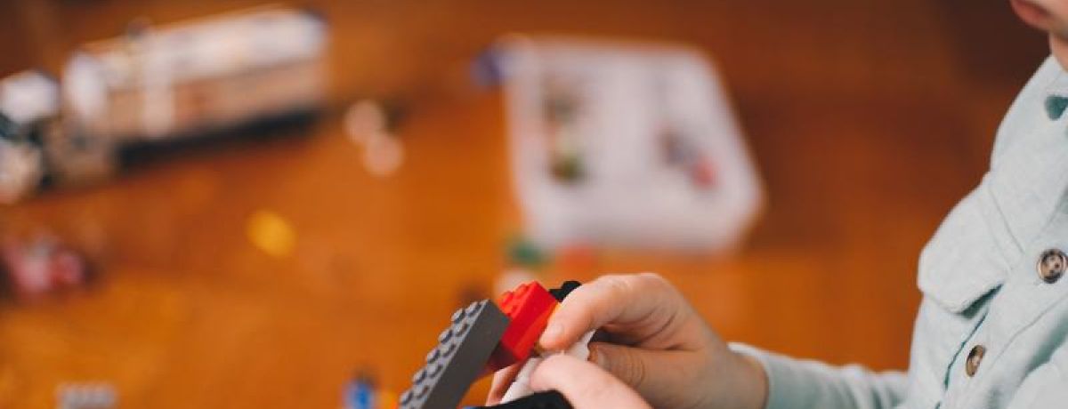 kid building lego blocks