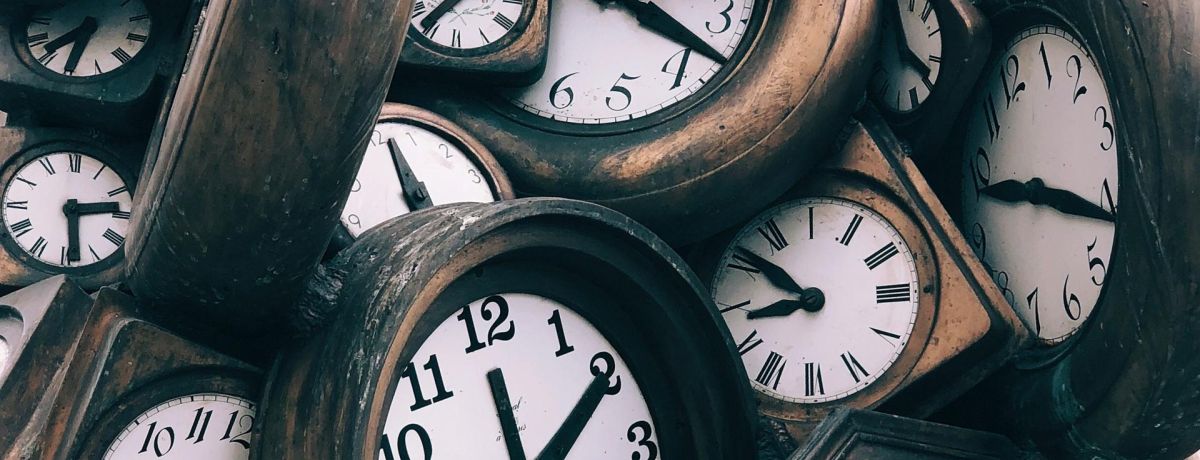 a bunch of clocks in a pile