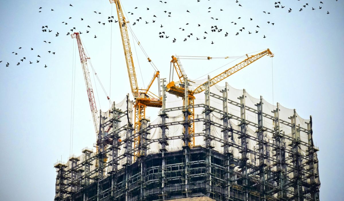 construction on a large skyscraper building