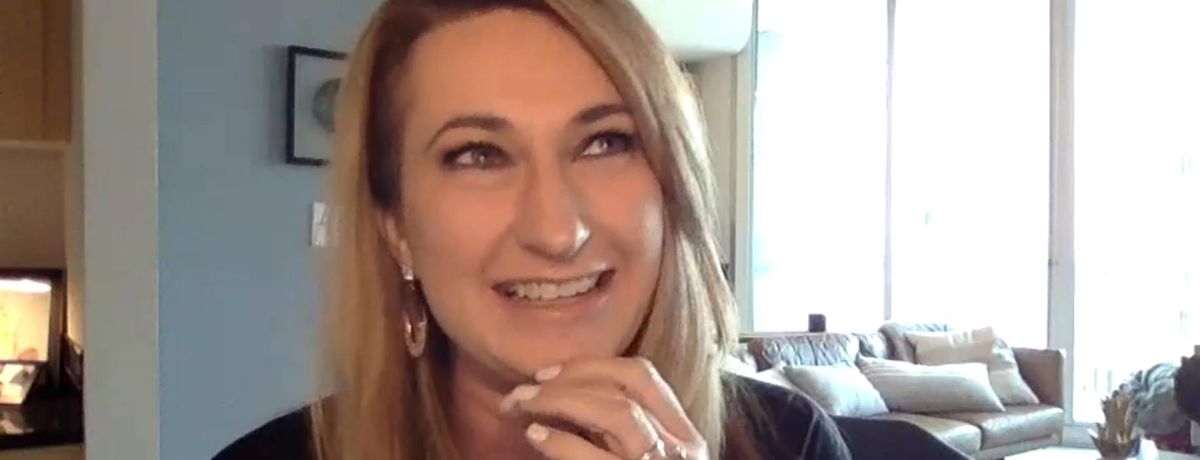 liz mcvicker interview snapshot, indoors