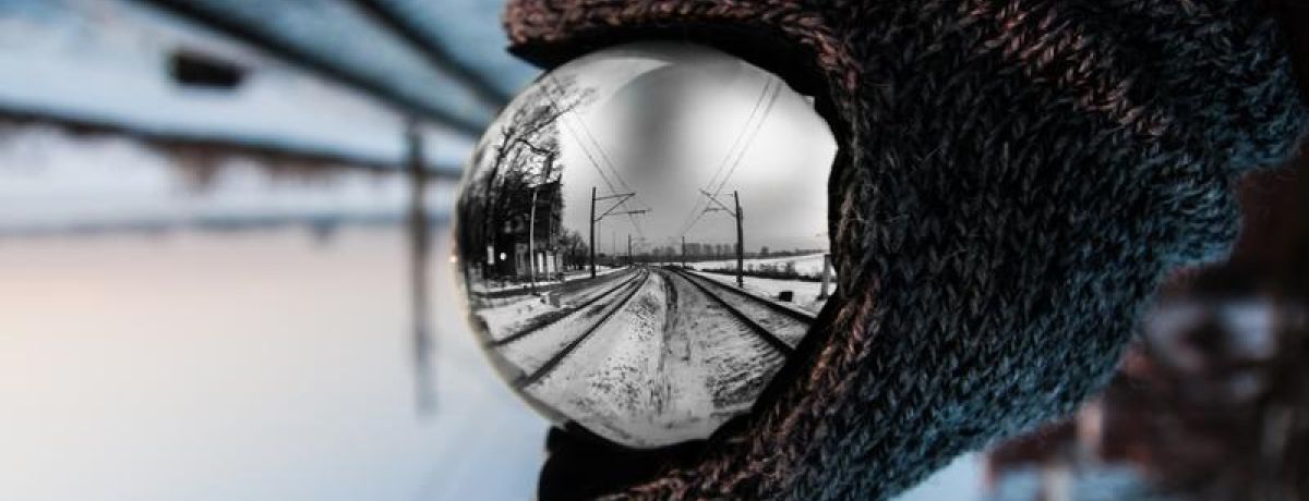 optical illusion flipping the image inside the ball