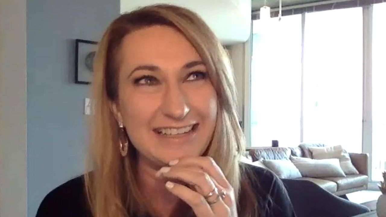 liz mcvicker interview snapshot, indoors