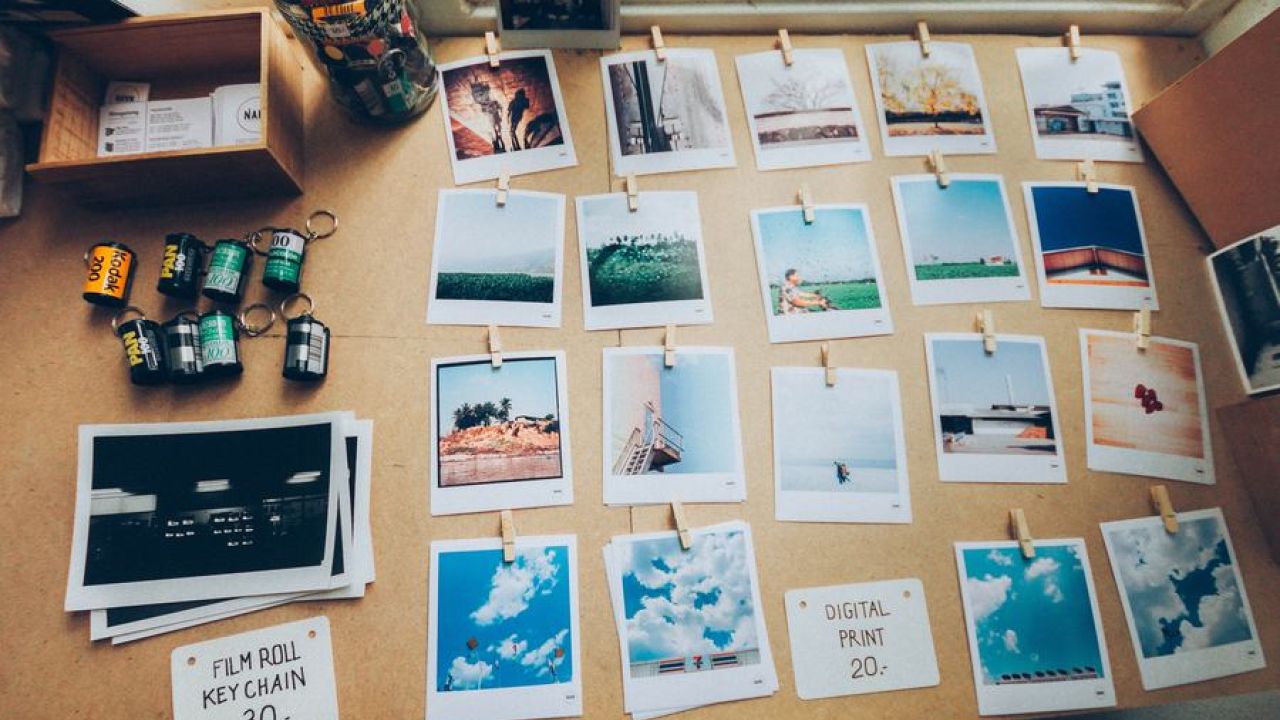 Be Memorable - Desk with photos