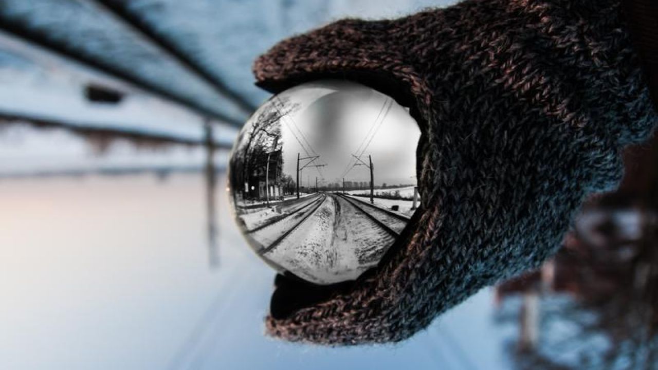 optical illusion flipping the image inside the ball