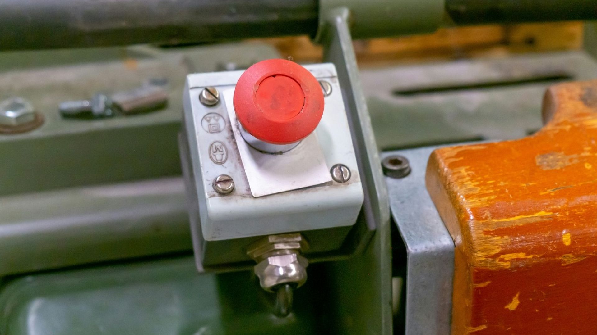 red button