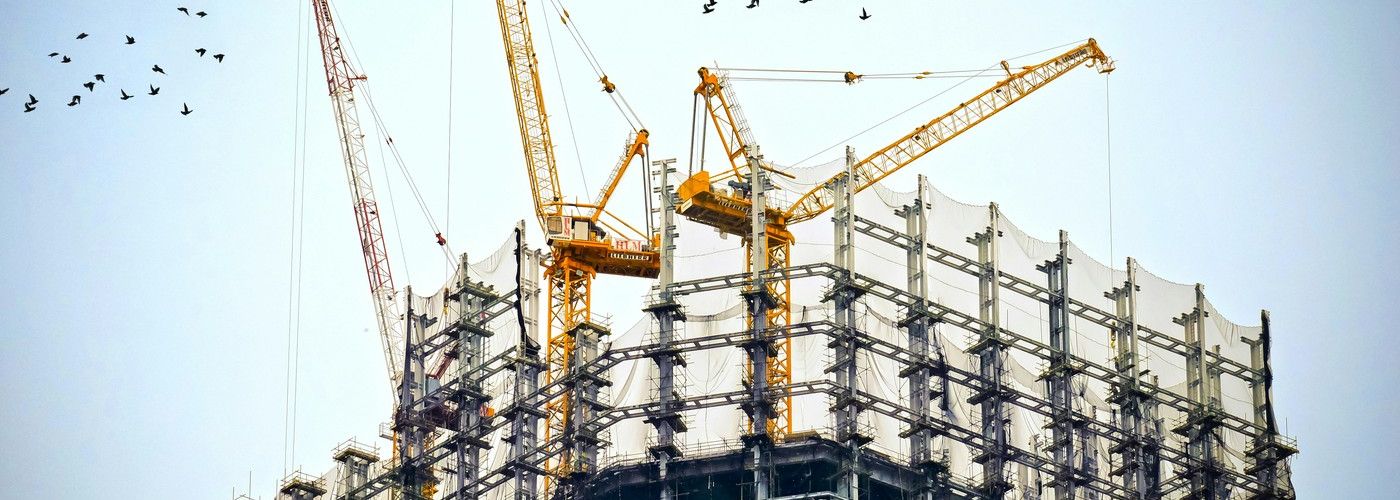construction on a large skyscraper building