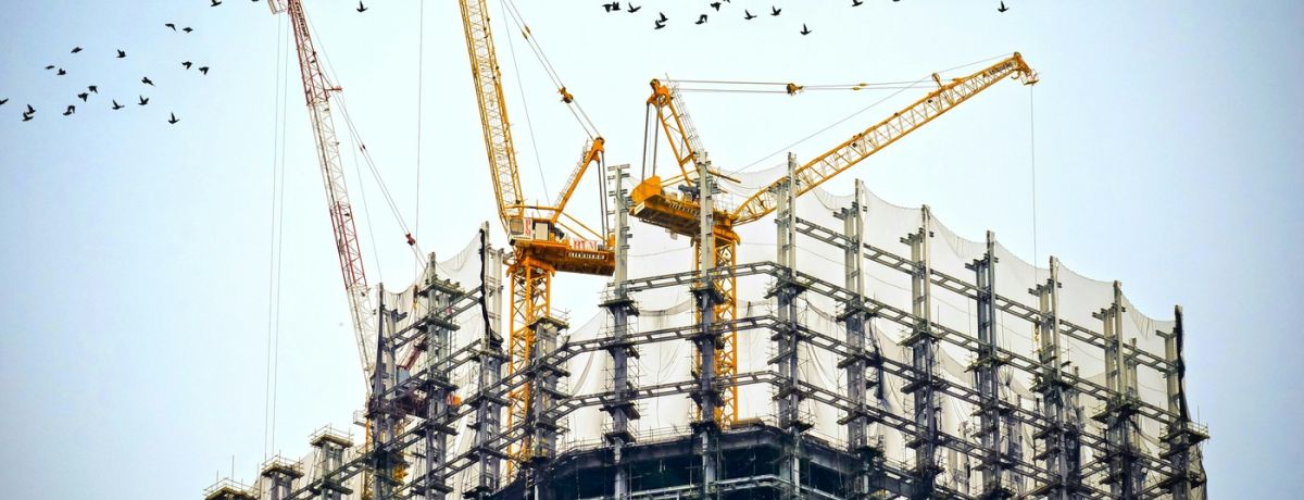 construction on a large skyscraper building