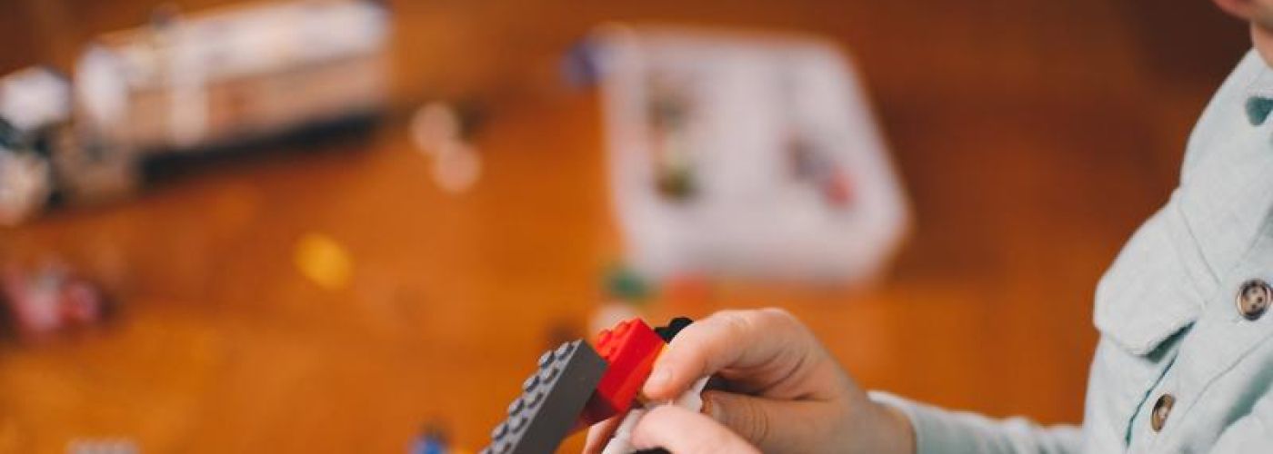 kid building lego blocks